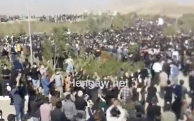 Video from the Iranian city of Saqez shows mourners gathering at the cemetery where Mahsa Amini is buried, to mark 40 days since her death, October 26, 2022. (Twitter; used in accordance with Clause 27a of the Copyright Law)