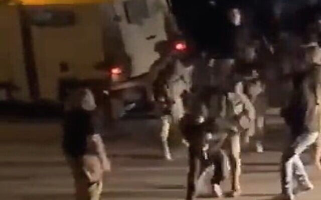 Israeli soldiers and settlers clash in Huwara, near the West Bank city of Nablus, October 19, 2022. (Screenshot: Twitter, used in accordance with Clause 27a of the Copyright Law) Israeli soldiers and settlers clash in Huwara, near the West Bank city of Nablus, October 19, 2022. (Screenshot: Twitter, used in accordance with Clause 27a of the Copyright Law)
