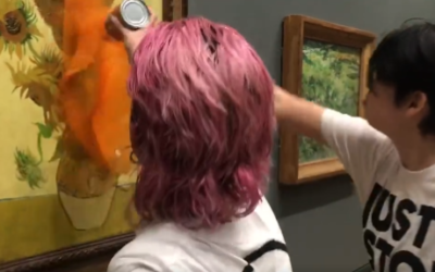 Just Stop Oil activists throw tomato soup on Vincent van Gogh’s “Sunflowers” in London’s National Gallery to protest fossil fuel extraction, October 14, 2022. (Screencapture/ Twitter; used in accordance with Clause 27a of the Copyright Law)