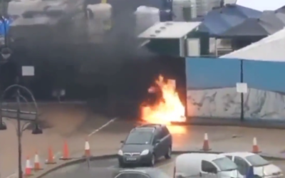 Fire seen rising for an an immigration center in the English port town of Dover, after a man threw firebombs toward it, October 30, 2022. (Twitter screenshot: used in accordance with Clause 27a of the Copyright Law)