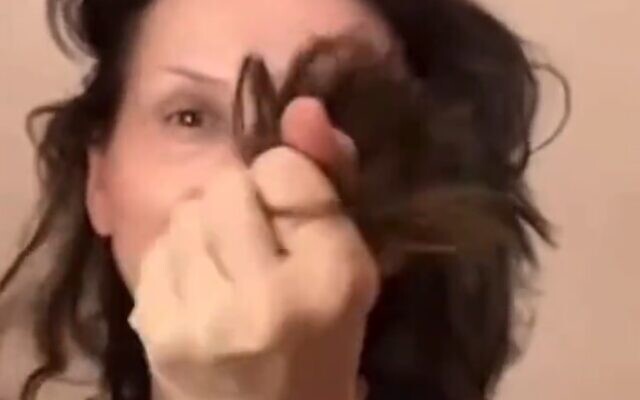 Screen capture from video of Oscar-winning French actress Juliette Binoche cutting her hair in solidarity with Iranian women. (Twitter; used in accordance with Clause 27a of the Copyright Law) Screen capture from video of Oscar-winning French actress Juliette Binoche cutting her hair in solidarity with Iranian women. (Twitter; used in accordance with Clause 27a of the Copyright Law)