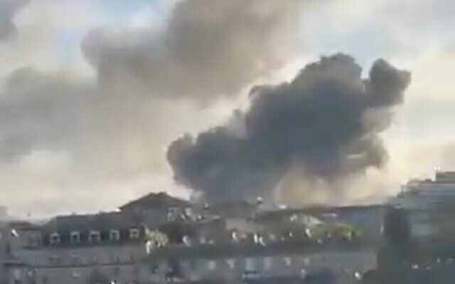 Screen grab from video apparently showing smoke rising in the aftermath of explosions on October 10, 2022 in Kyiv, Ukraine (Screen grab from Twitter used in accordance with Clause 27a of the Copyright Law)