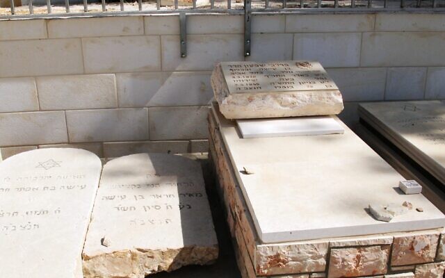 The grave of Mordecai Shimon Harrar. (Shmuel Bar-Am)