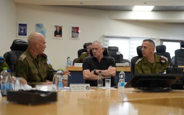 Defense Minister Benny Gantz (C) at IDF Northern Command headquarters, alongside IDF Chief of Staff Aviv Kohavi (R) and Northern Command chief Ori Gordin, October 11, 2022. (Elad Malka) Defense Minister Benny Gantz (C) at IDF Northern Command headquarters, alongside IDF Chief of Staff Aviv Kohavi (R) and Northern Command chief Ori Gordin, October 11, 2022. (Elad Malka)