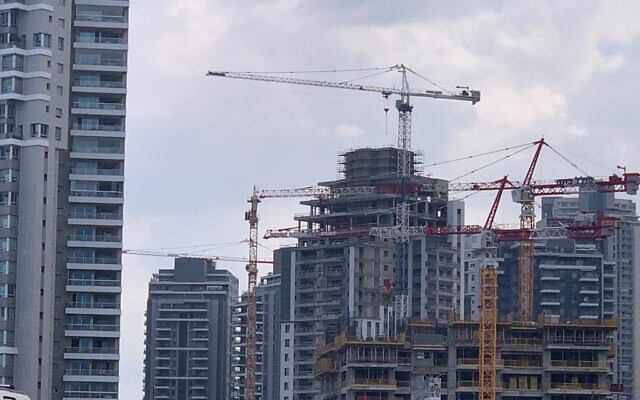 Apartment construction in Ir Yamim, Netanya, October 2022 (Danielle Nagler/Times of Israel)