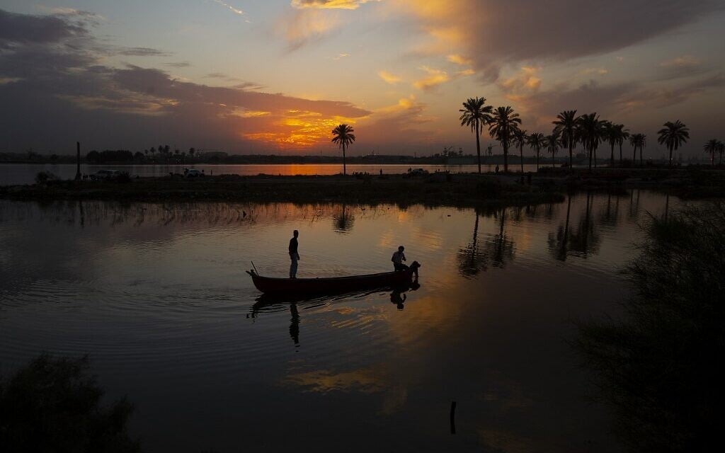 Fishermen sail in a boat in the Shatt al-Arab waterway, formed at the confluence of the Euphrates and Tigris rivers, as the sun sets over Iraq's southern city of Basra on October 30, 2022. (Hussein FALEH / AFP) Fishermen sail in a boat in the Shatt al-Arab waterway, formed at the confluence of the Euphrates and Tigris rivers, as the sun sets over Iraq's southern city of Basra on October 30, 2022. (Hussein FALEH / AFP)