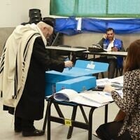 Voter casts their ballot at a polling station in Bnei Brak on November 1, 2022 (Menahem KAHANA / AFP)