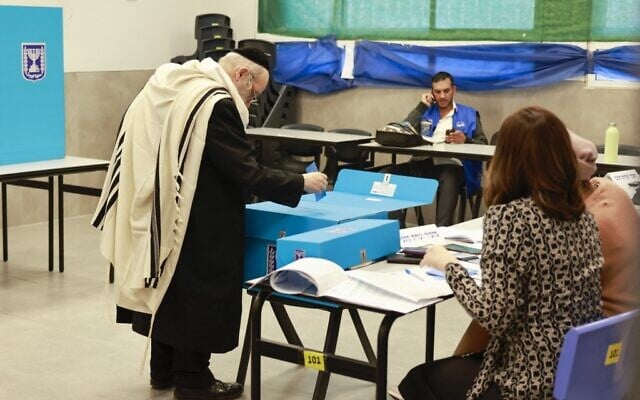 Voter casts their ballot at a polling station in Bnei Brak on November 1, 2022 (Menahem KAHANA / AFP) Voter casts their ballot at a polling station in Bnei Brak on November 1, 2022 (Menahem KAHANA / AFP)