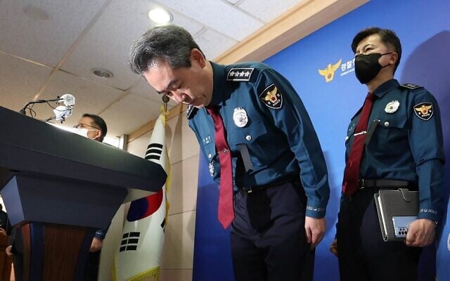 South Korea's National Police Agency Commissioner Yoon Hee-keun (C) bows during a press conference on the deadly Halloween crowd surge, at the Seoul Metropolitan Police Agency in Seoul on November 1, 2022. (YONHAP / AFP) South Korea's National Police Agency Commissioner Yoon Hee-keun (C) bows during a press conference on the deadly Halloween crowd surge, at the Seoul Metropolitan Police Agency in Seoul on November 1, 2022. (YONHAP / AFP)