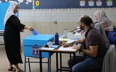 A voter casts their ballot at a polling station in the northern Israeli village of Maghar on November 1, 2022. (AHMAD GHARABLI / AFP) A voter casts their ballot at a polling station in the northern Israeli village of Maghar on November 1, 2022. (AHMAD GHARABLI / AFP)
