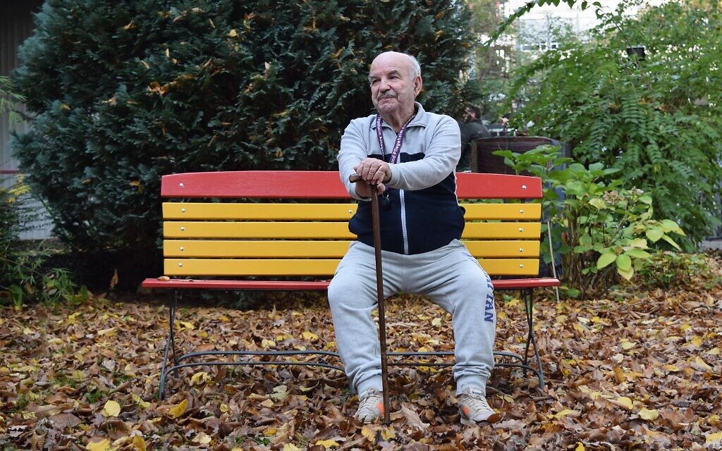 Ukrainian Holocaust survivor Borys Shyfrin sits on a bench in the garden of his care home in Frankfurt am Main, western Germany, on November 2, 2022. ( Sam REEVES / AFP) Ukrainian Holocaust survivor Borys Shyfrin sits on a bench in the garden of his care home in Frankfurt am Main, western Germany, on November 2, 2022. ( Sam REEVES / AFP)