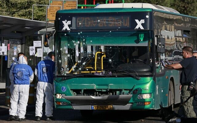 Israeli forensic experts at the scene of an explosion at a bus stop in Jerusalem on November 23, 2022 (Menahem KAHANA / AFP) Israeli forensic experts at the scene of an explosion at a bus stop in Jerusalem on November 23, 2022 (Menahem KAHANA / AFP)