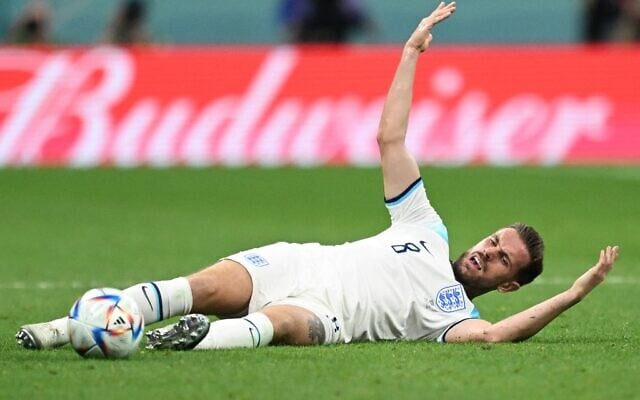 England's midfielder #08 Jordan Henderson reacts after he fell on the pitch during the Qatar 2022 World Cup Group B football match between England and USA at the Al-Bayt Stadium in Al Khor, north of Doha on November 25, 2022. (Kirill KUDRYAVTSEV / AFP)