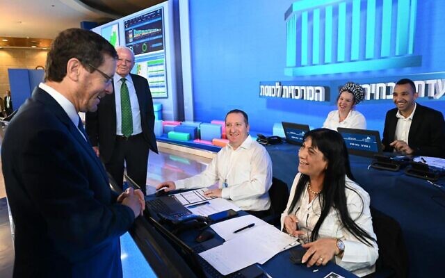 President Isaac Herzog (L) visits the Central Election Committee in Jerusalem on November 1, 2022 (Haim Tzach/GPO)