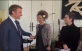 French President Emmanuel Macron shakes hands with Iranian dissident Masih Alinejad at the Elysee Palace, Paris, November 12, 2022. (Twitter video screenshot, used in accordance with Clause 27a of the Copyright Law)