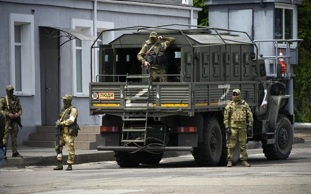 Illustrative: Russian soldiers guard an area as a group of foreign journalists visit Kherson during the occupation, Kherson region, south Ukraine, on May 20, 2022. (AP Photo) Illustrative: Russian soldiers guard an area as a group of foreign journalists visit Kherson during the occupation, Kherson region, south Ukraine, on May 20, 2022. (AP Photo)