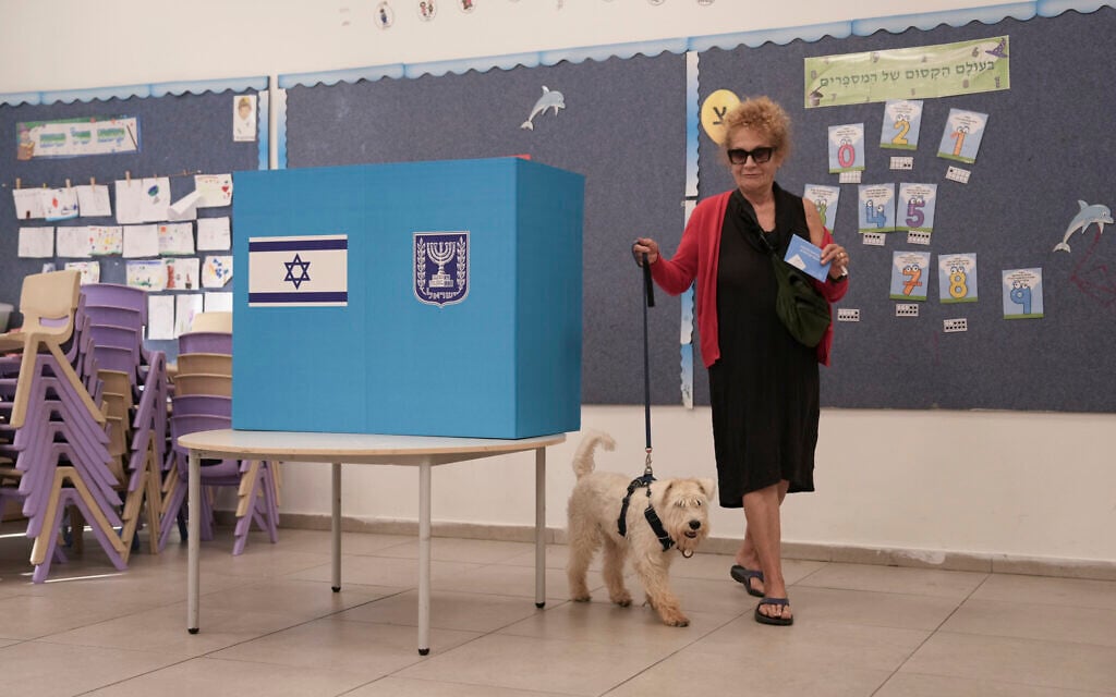 A woman votes in Tel Aviv, Israel, Nov 1, 2022. (AP Photo/Oded Balilty)
