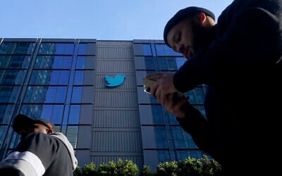 People walk outside Twitter headquarters in San Francisco, Nov. 4, 2022. (AP/Jeff Chiu)