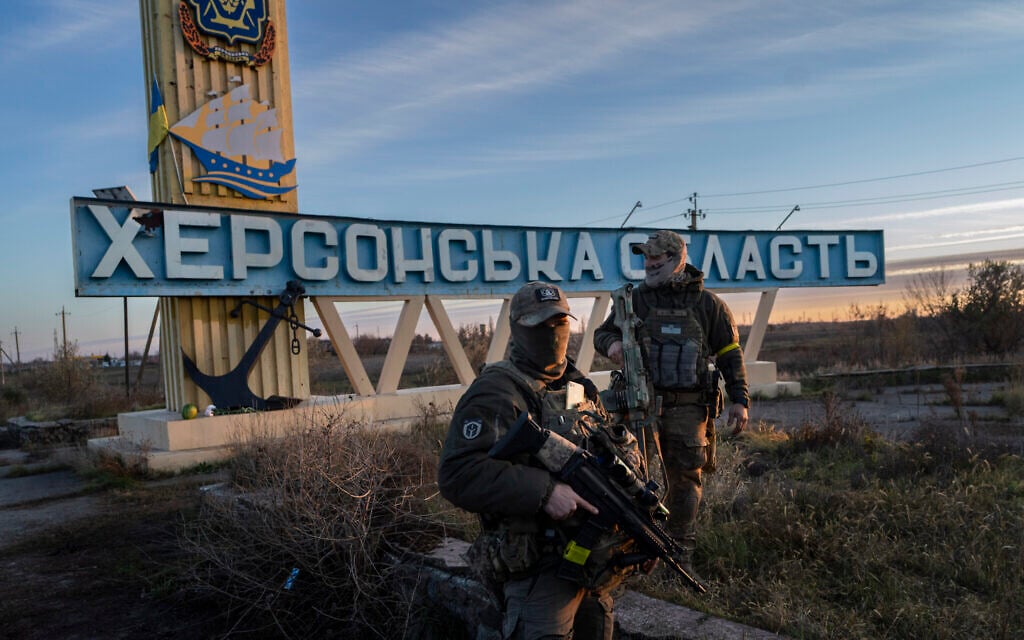 Illustrative: Two Ukrainian defense forces members stand next to a sign reading 'Kherson region' in the outskirts of Kherson, southern Ukraine, November 14, 2022. (AP Photo/Bernat Armangue) Illustrative: Two Ukrainian defense forces members stand next to a sign reading 'Kherson region' in the outskirts of Kherson, southern Ukraine, November 14, 2022. (AP Photo/Bernat Armangue)