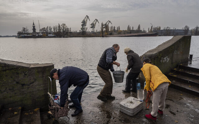 Residents of the recently liberated city of Kherson collect water from the Dnipro river bank, near the frontline, southern Ukraine, November 21, 2022. (Bernat Armangue/AP) Residents of the recently liberated city of Kherson collect water from the Dnipro river bank, near the frontline, southern Ukraine, November 21, 2022. (Bernat Armangue/AP)
