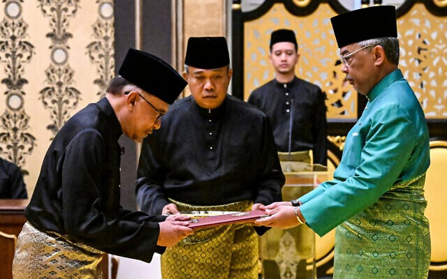 Malaysia's King Sultan Abdullah Sultan Ahmad Shah, right, and newly appointed Prime Minister Anwar Ibrahim, left, take part in the swearing-in ceremony at the National Palace in Kuala Lumpur, Malaysia, November 24, 2022. (Mohd Rasfan/Pool Photo via AP) Malaysia's King Sultan Abdullah Sultan Ahmad Shah, right, and newly appointed Prime Minister Anwar Ibrahim, left, take part in the swearing-in ceremony at the National Palace in Kuala Lumpur, Malaysia, November 24, 2022. (Mohd Rasfan/Pool Photo via AP)
