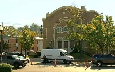 Screen capture from video of police outside Temple Beth-El Synagogue in Birmingham, Alabama, November 4, 2022. (WBRC. Used in accordance with Clause 27a of the Copyright Law)