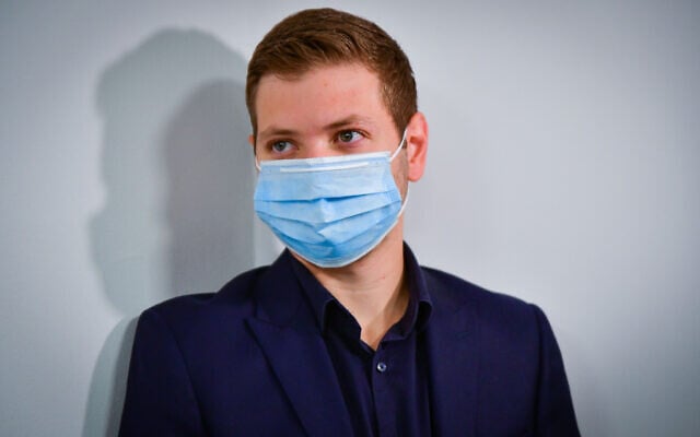 Yair Netanyahu, son of former prime minister Benjamin Netanyahu, arrives for a court hearing in Tel Aviv, April 24, 2022. (Avshalom Sassoni/Flash90) Yair Netanyahu, son of former prime minister Benjamin Netanyahu, arrives for a court hearing in Tel Aviv, April 24, 2022. (Avshalom Sassoni/Flash90)