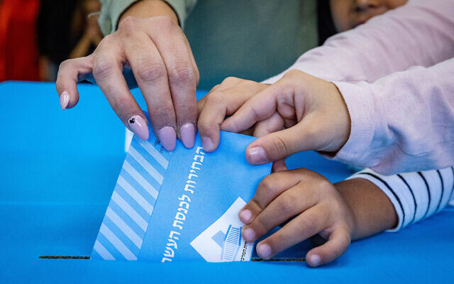 Israelis cast their ballots at a voting station in Jerusalem, on November 1, 2022. (Olivier Fitoussi/Flash90) Israelis cast their ballots at a voting station in Jerusalem, on November 1, 2022. (Olivier Fitoussi/Flash90)
