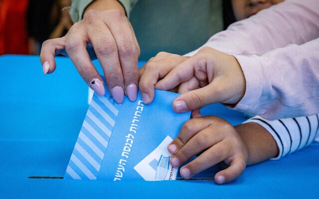 Israelis cast their ballots in the general elections, at a voting station in Jerusalem on November 1, 2022. (Olivier Fitoussi/Flash90) Israelis cast their ballots in the general elections, at a voting station in Jerusalem on November 1, 2022. (Olivier Fitoussi/Flash90)