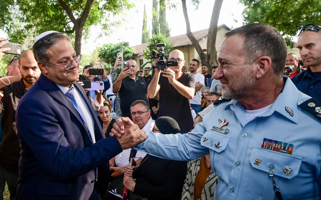 Head of the Otzma Yehudit party MK Itamar Ben Gvir, left, and Israel Police chief Kobi Shabtai attend a ceremony, in Tel Aviv, November 14, 2022. (Avshalom Sassoni/Flash90) Head of the Otzma Yehudit party MK Itamar Ben Gvir, left, and Israel Police chief Kobi Shabtai attend a ceremony, in Tel Aviv, November 14, 2022. (Avshalom Sassoni/Flash90)