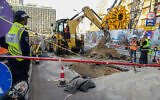 The site where a road collapsed into a large sinkhole in the city center in Tel Aviv, on November 20, 2022 (Avshalom Sassoni/Flash90)