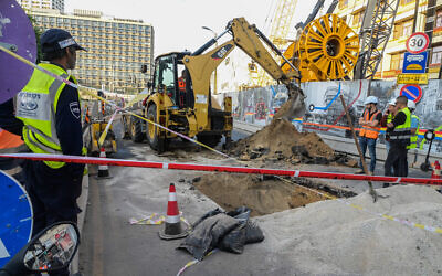 The site where a road collapsed into a large sinkhole in the city center in Tel Aviv, on November 20, 2022 (Avshalom Sassoni/Flash90)