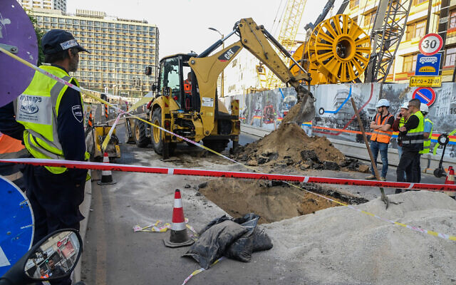The site where a road collapsed into a large sinkhole in the city center in Tel Aviv, on November 20, 2022 (Avshalom Sassoni/Flash90) The site where a road collapsed into a large sinkhole in the city center in Tel Aviv, on November 20, 2022 (Avshalom Sassoni/Flash90)