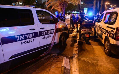 Police at the scene where a man was stabbed to death during a road rage incident in Holon, November 23, 2022. (Avshalom Sassoni/Flash90)