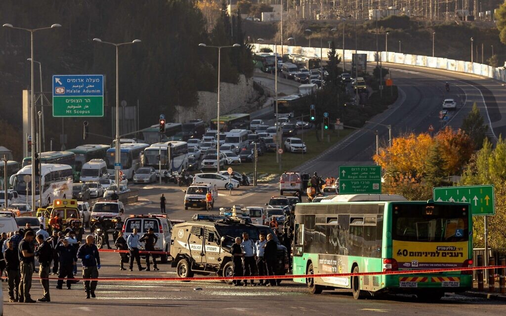 Police and security personnel at the scene of a terror attack in Jerusalem, on November 23, 2022. (Olivier Fitoussil/Flash90