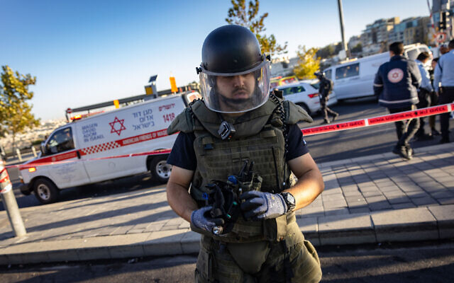 Police and security personnel at the scene of a terror attack in Jerusalem, on November 23, 2022. (Olivier Fitoussil/Flash90) Police and security personnel at the scene of a terror attack in Jerusalem, on November 23, 2022. (Olivier Fitoussil/Flash90)