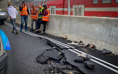 Workers near a sinkhole on the Ayalon highway in Tel Aviv, November 25, 2022 (Avshalom Sassoni/Flash90)