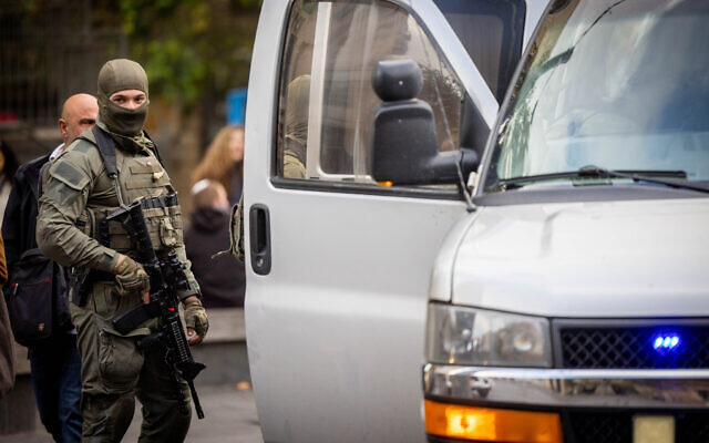 Police special forces stand guard on Jaffa Street in Jerusalem, November 25, 2022. (Yonatan Sindel/Flash90) Police special forces stand guard on Jaffa Street in Jerusalem, November 25, 2022. (Yonatan Sindel/Flash90)