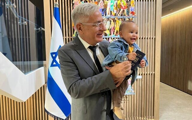 Israel's Ambassador to the UAE with Mateo David and his new Israeli passport, November 17, 2022 (via Twitter). Israel's Ambassador to the UAE with Mateo David and his new Israeli passport, November 17, 2022 (via Twitter).