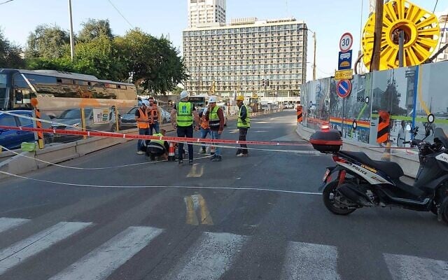 Police secure the area around a sinkhole on Ibn Gabirol Street in Tel Aviv on November 20, 2022. (Israel Police) Police secure the area around a sinkhole on Ibn Gabirol Street in Tel Aviv on November 20, 2022. (Israel Police)