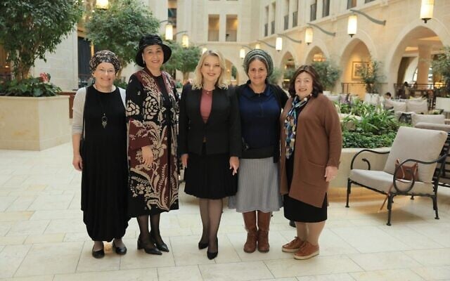 Sara Netanyahu (C) meets with the wives of several of the prospective coalition members Yaffa Deri (2L), Maoz (L), Ayala Ben Gvir (2R) and Rivka Goldknopf (R) on November 14, 2022. Ben Gvir can be seen with a hand gun tucked into her skirt. (Likud) Sara Netanyahu (C) meets with the wives of several of the prospective coalition members Yaffa Deri (2L), Maoz (L), Ayala Ben Gvir (2R) and Rivka Goldknopf (R) on November 14, 2022. Ben Gvir can be seen with a hand gun tucked into her skirt. (Likud)