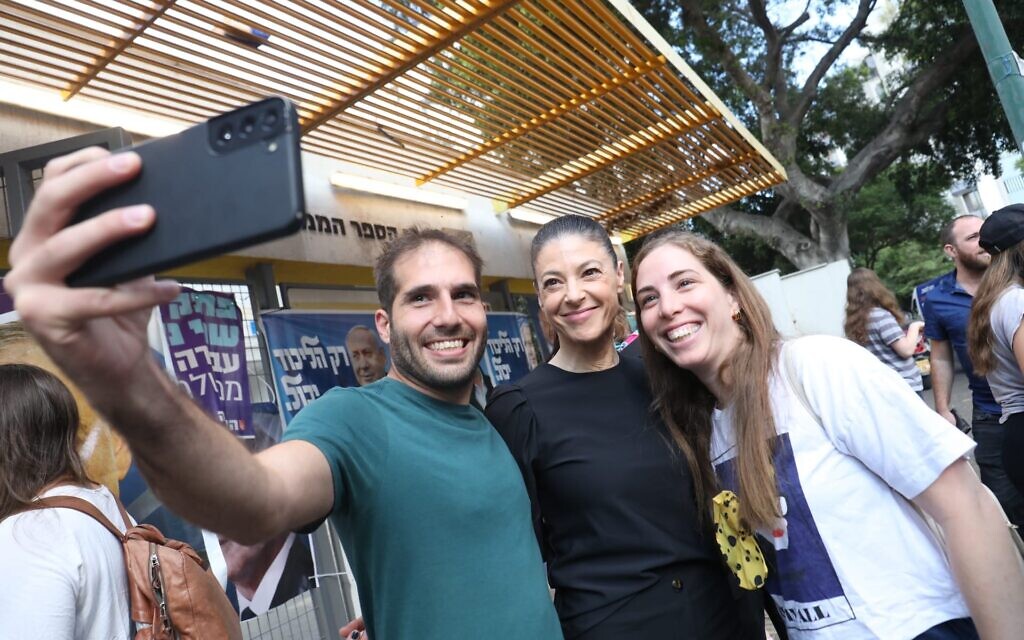 Labor party leader Merav Michaeli (C) greets voters in Tel Aviv on November 1, 2022 (Raanan Cohen/Labor Party)