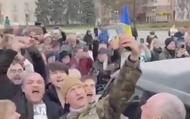 A screen capture of video from social media shows a Ukrainian soldier taking a selfie with cheering citizens in Kherson, after Russia retreated from the city, November 11, 2022. (Twitter screenshot, used in accordance with Clause 27a of the Copyright Law) A screen capture of video from social media shows a Ukrainian soldier taking a selfie with cheering citizens in Kherson, after Russia retreated from the city, November 11, 2022. (Twitter screenshot, used in accordance with Clause 27a of the Copyright Law)