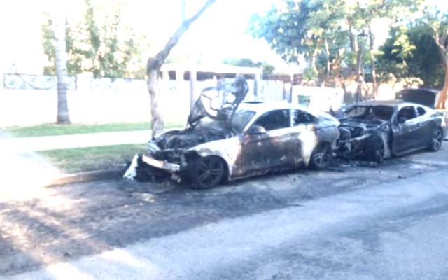 Two cars belonging to Israeli crime boss Yossi Musli were burned down outside of him home in Savyon, central Israel, November 20, 2022. (Twitter: Used in accordance with Clause 27a of the Copyright Law) Two cars belonging to Israeli crime boss Yossi Musli were burned down outside of him home in Savyon, central Israel, November 20, 2022. (Twitter: Used in accordance with Clause 27a of the Copyright Law)