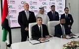 Prof. Yitshak Kreiss, Director General of Sheba Medical Center (l) and Ashish Koshy, CEO of G42 Healthcare (r) signing an Memorandum of Understanding in Abu Dhabi, UAE, November 21, 2022. (Courtesy of Sheba Medical Center)
