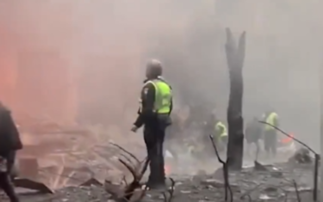 A Ukrainian rescue worker stands by after Russian missiles were said to hit a residential building in Kyiv, November 23, 2022. (Twitter/screenshot: Used in accordance with Clause 27a of the Copyright Law) A Ukrainian rescue worker stands by after Russian missiles were said to hit a residential building in Kyiv, November 23, 2022. (Twitter/screenshot: Used in accordance with Clause 27a of the Copyright Law)