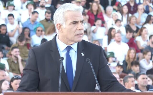 Outgoing Prime Minister Yair Lapid speaks to IDF cadets on November 10, 2022 (Screencapture)