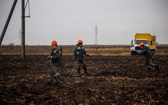 Workers repair high-voltage power lines cut by recent missile strikes near Odessa on December 7, 2022, amid the Russian invasion of Ukraine. (OLEKSANDR GIMANOV / AFP, file) Workers repair high-voltage power lines cut by recent missile strikes near Odessa on December 7, 2022, amid the Russian invasion of Ukraine. (OLEKSANDR GIMANOV / AFP, file)