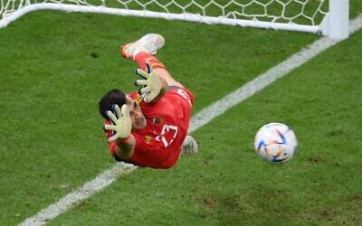 Argentina's goalkeeper #23 Emiliano Martinez saves a shot by Netherlands' defender Virgil van Dijk in the penalty shoot-out during the Qatar 2022 World Cup quarter-final football match between The Netherlands and Argentina at Lusail Stadium, north of Doha on December 9, 2022. (FRANCK FIFE / AFP)