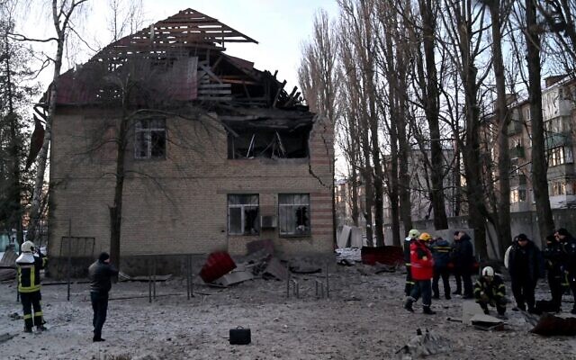 Rescuers and police experts examine remains of a drone following a strike on an administrative building in the Ukrainian capital Kyiv on December 14, 2022 (Sergei SUPINSKY / AFP) Rescuers and police experts examine remains of a drone following a strike on an administrative building in the Ukrainian capital Kyiv on December 14, 2022 (Sergei SUPINSKY / AFP)